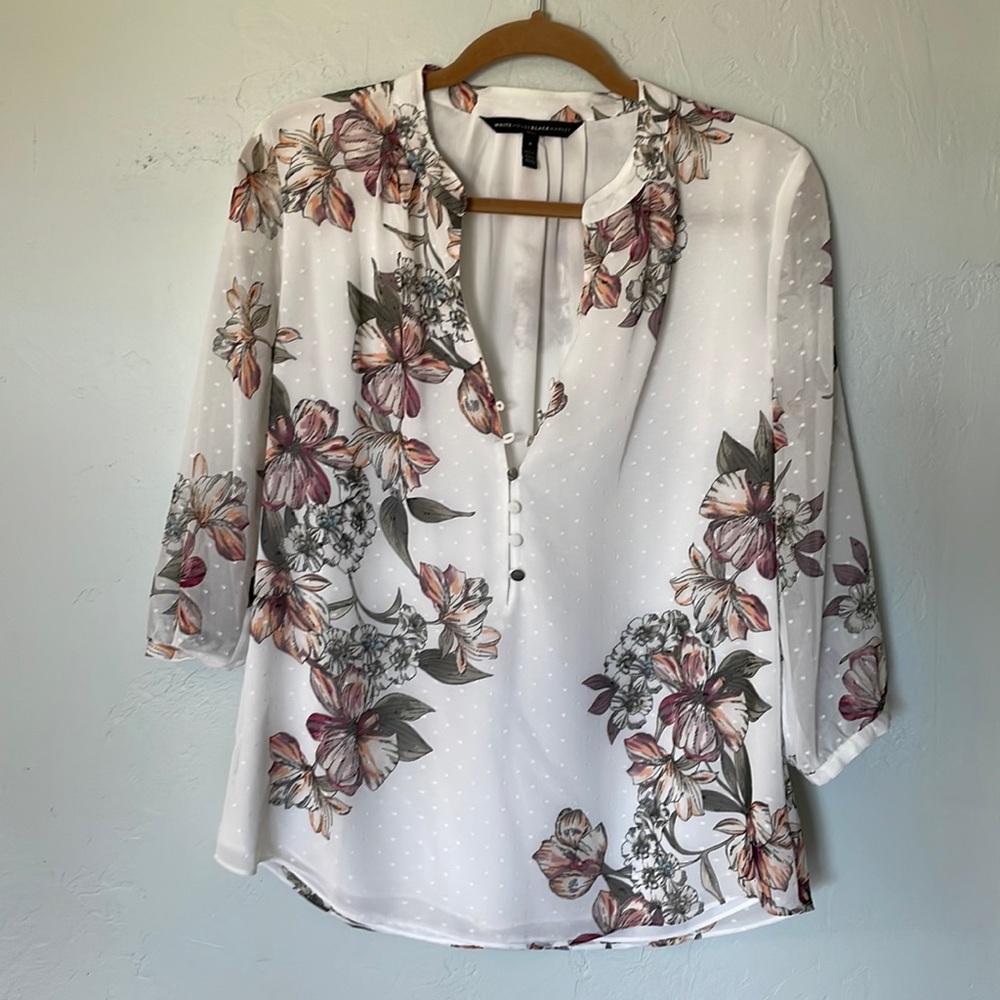 Whimsical button down pullover white floral blouse from WHBM🌸